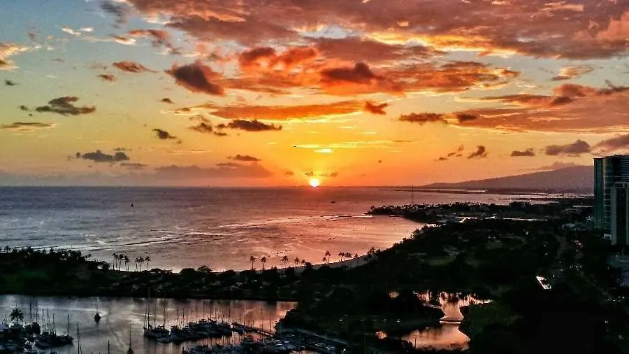 Waikiki Studio Steps To Beach-Mall Free Parking-Wifi Honolulu Apartment